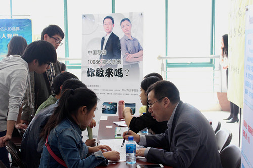 1433491463508420.jpg 招聘会面试.jpg